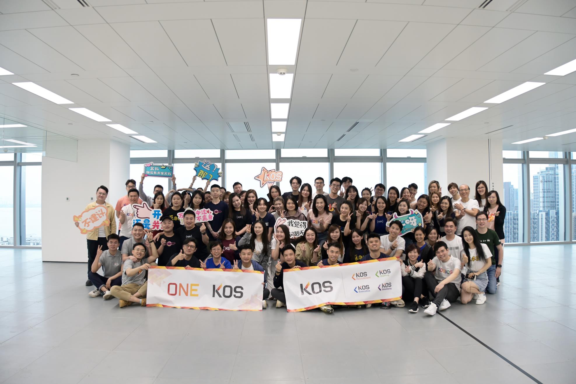 KOS内地香港团队合照_照片第一排左二三四五六是四名创始人和KOS CEO.jpg